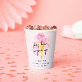 Sie wurde mit rosafarbenem Eiscreme-Brautparty auf Pappbecher