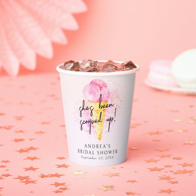 Sie wurde mit rosafarbenem Eiscreme-Brautparty auf Pappbecher (Insitu)