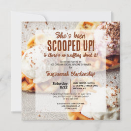 Sie wurde mit Schotter Eiscreme-Herz-Waffel geform Einladung