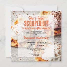 Sie wurde mit Schotter Eiscreme-Herz-Waffel geform Einladung