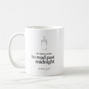 Sie zündet Kerzen an, um bis nach Mitternacht zu l Kaffeetasse