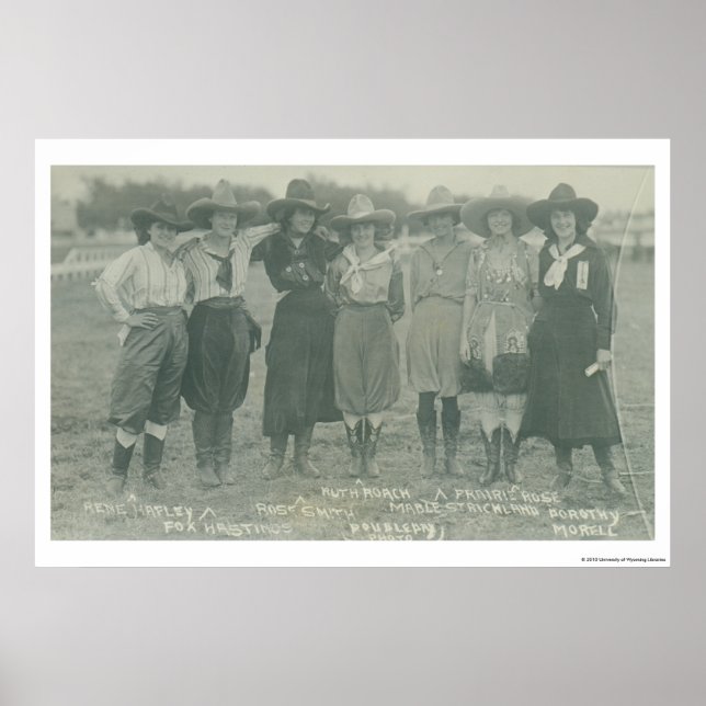 Sieben Rodeo-Cowgirls, die für ein Foto posieren. Poster (Vorne)