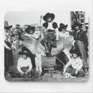 Sieben Rodeo-Cowgirls posieren scherzhaft mit eine Mousepad
