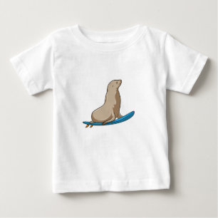 Siegel als Surfer mit Surfbrett Baby T-shirt