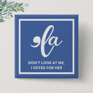Sieh mich nicht an, ich habe für ihre blaue Kamala Button