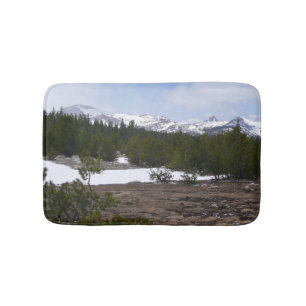 Sierra Nevada Berge und Schnee auf Yosemite Badematte