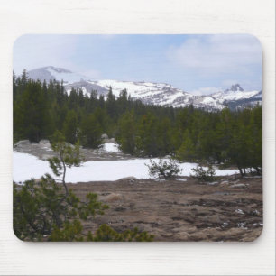 Sierra Nevada Berge und Schnee in Yosemite Mousepad