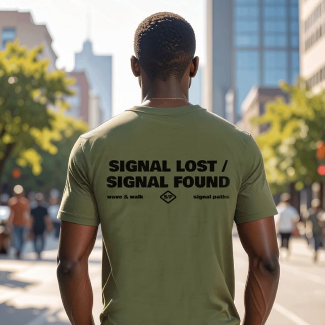 Signal verloren Signal gefunden, zurück Text Sloga T-Shirt (T-shirt (back print) from "Signal Paths" collection, with subtle Wave and Walk branding.)