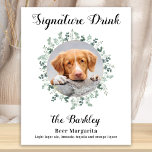 Signature Drink Dog Bar Custom Foto Pet Hochzeit Poster<br><div class="desc">Signature Drinks von deinen Haustieren! Bringen Sie Ihren besten Hund, die beste Katze und jedes Haustier in Ihre Hochzeit mit einem eigenen Bar für Ihre Gäste. Ideal für Hundeliebhaber, und ein spezielles Hundeschlitten Bar wird bei Ihrer Hochzeit ein Hit sein. Einfach aber elegant weiß mit Eukalyptus-Blätter. Passen Sie dieses Lieblingshilfeschild...</div>