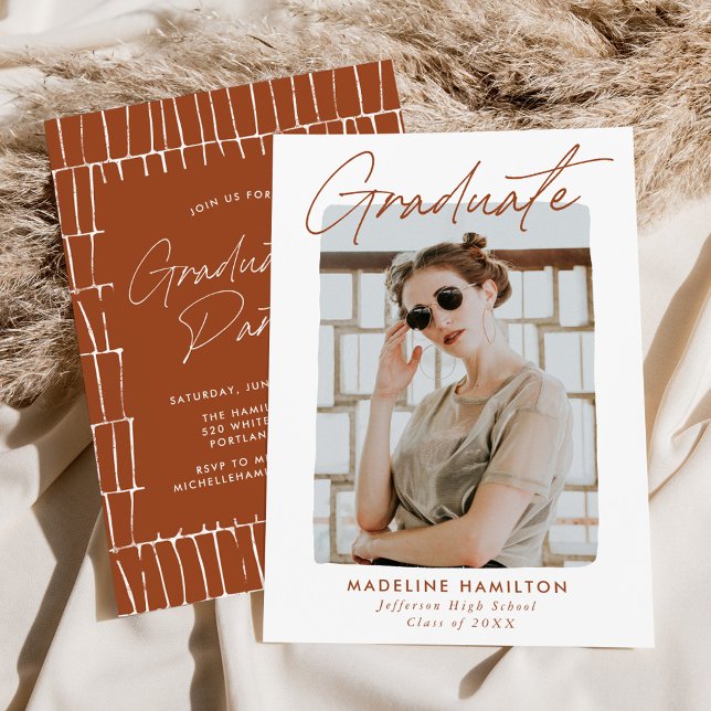 Signature Script Terracotta Foto Graduation Party Einladung (Von Creator hochgeladen)