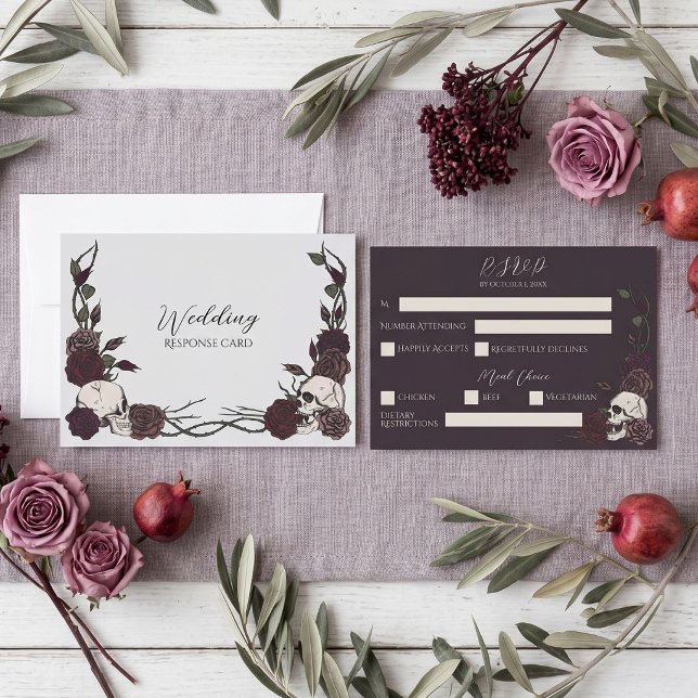 Silber Grau Dunkle Florale Schädel Hochzeit RSVP Save The Date (Hand-drawn gothic ink skull and rose wedding rsvp response card in silver gray and dark plum)