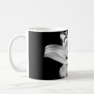 Silber Lily: einfarbige Blumen-Eleganz. Kaffeetasse