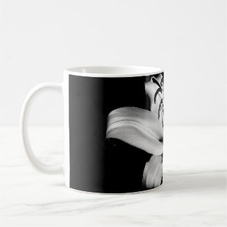 Silber Lily: einfarbige Blumen-Eleganz. Kaffeetasse