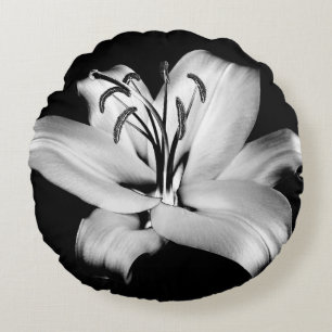 Silber Lily: einfarbige Blumen-Eleganz. Rundes Kissen