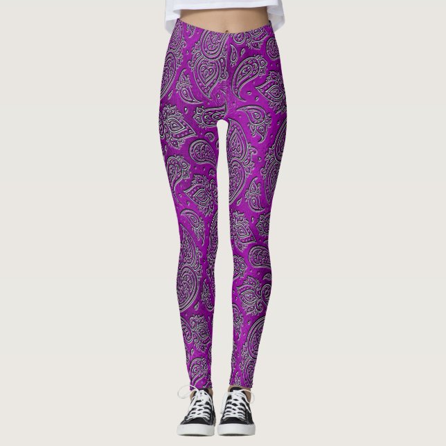 Silber prägeartiges Paisley-Muster auf lila Glas Leggings (Vorderseite)