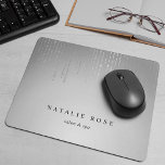 Silber-Regenzeichenbeleuchtung Personalisiert Mousepad<br><div class="desc">Chic personalisiertes Mousepad zeigt Ihren Namen,  Ihren Firmennamen oder die Wahl eines benutzerdefinierten Textes in klassischer schwarzer Schrift auf einem hellgrauen,  ombre Hintergrund mit Streifen von Imitaten silberne Folienzeichenleuchten.</div>