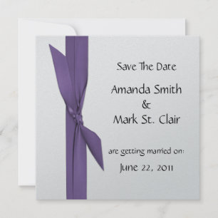 Silber Save the Date mit lila Band