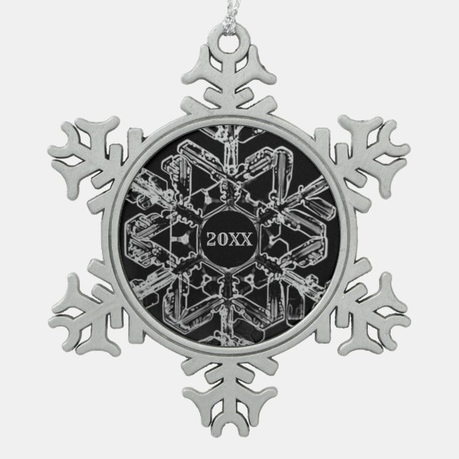 Silber und Schwarzes Jahr oder Monogramm Schneeflocken Zinn-Ornament (Vorderseite)