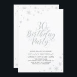 Silber und Weiß | Modern Chic 30. Geburtstag Party Einladung<br><div class="desc">Feiern wir Ihren 30. Geburtstag mit dieser stilvollen Party Einladung. Dieses Design zeichnet sich durch schicke silberne Typografie auf der Vorderseite und silberne Funkelgrafik mit einem Foto auf der Rückseite aus. Ersetzen Sie das Beispiel-Foto mit Ihrem oder löschen Sie es, wenn Sie es nicht gewollt haben. Die Hintergrundfarbe ist Set...</div>
