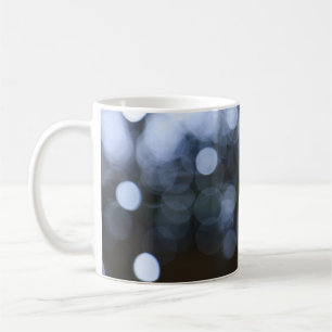 Silber, weißer Buche Nachthintergrund. Kaffeetasse