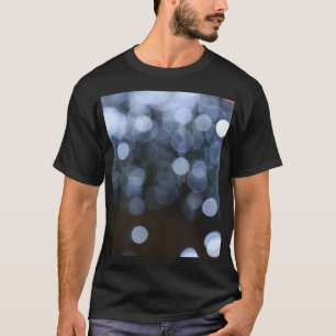 Silber, weißer Buche Nachthintergrund. T-Shirt