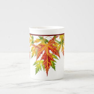 Silberapfel auf einer Knochen-China-Tasse Prozellantasse