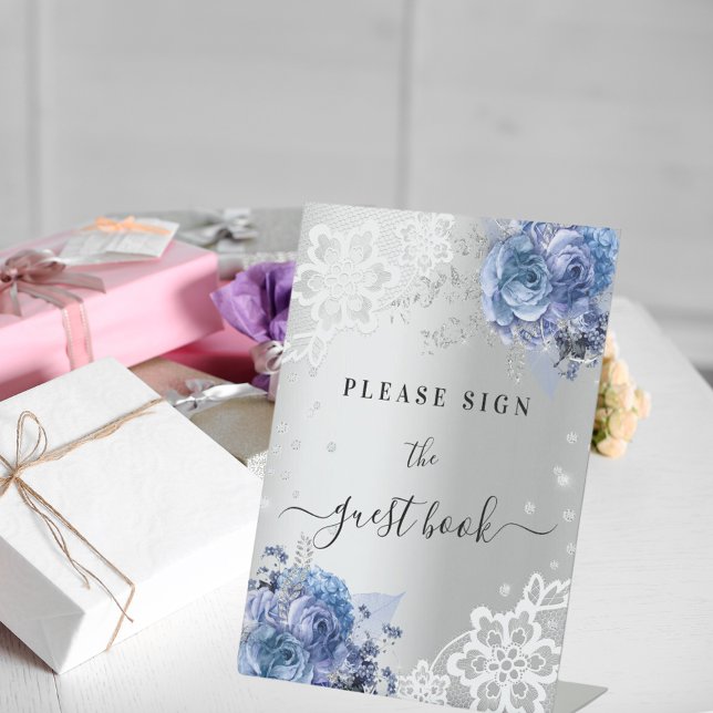 Silberblaue Blütenblätter stehen für das Gästebuch Sockelschild (Von Creator hochgeladen)