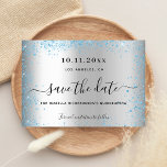 Silberblaue Glitzern aus Quinceanera Save The Date<br><div class="desc">Eine junge und trendige Save the Date für eine Quinceañera,  15. Geburtstagsfeier. Ein Imitat silber aussehender Hintergrund mit blauen Imitaten Glitzer Staub. Personalisieren und fügen Sie Datum und Name/Alter hinzu. Der Text: Save the Date ist mit einem großen angesagten,  handgeschriebenen Stilskript geschrieben.</div>