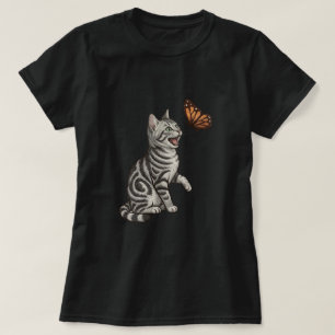 Silbergetiger-Kätzchen jagt Schmetterling T-Shirt