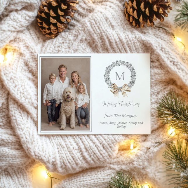 Silberglocken-Kranz-Monogramm-Foto Feiertagskarte (Silver Bells Wreath Photo Holiday Card)