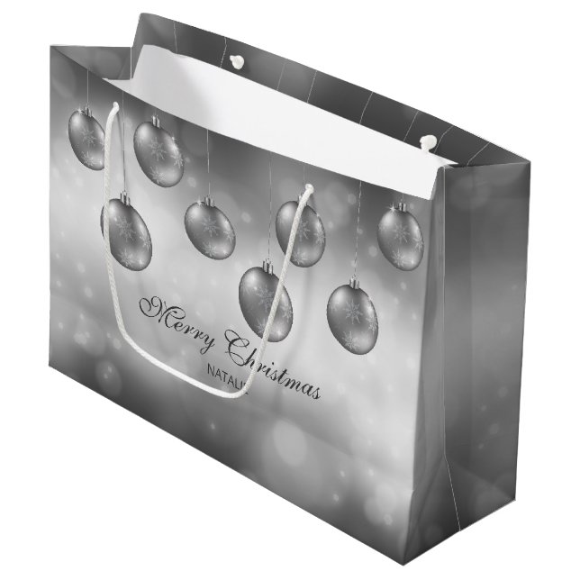 Silbergraue Weihnachtsbaumchen mit individuellem T Große Geschenktüte (Vorderseite Schrägansicht)