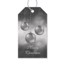 Silbergraue Weihnachtskugeln auf rotem Bokeh