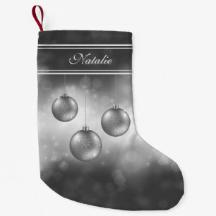 Silbergraue Weihnachtskugeln mit individuellem Nam Kleiner Weihnachtsstrumpf