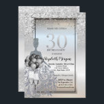 Silberkleid, Glas, Glitzer, Balloons 30. Geburtsta Einladung<br><div class="desc">Elegantes silbernes Kleid,  Ballons,  Weingläser,  silberne Glitzer High Heels auf silber Glitzer bokeh Hintergrund.</div>