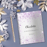 Silberlavender violet Glitzer Name 2025 Planer<br><div class="desc">Ein Imitat silber aussehender Hintergrund mit lila,  violetten Imitaten Glitzer Staub. Personalisieren und fügen Sie einen Namen,  Titel und Jahr.</div>