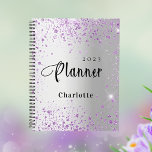 Silberlavender violet Glitzer Name 2025 Planer<br><div class="desc">Ein Imitat silber aussehender Hintergrund mit lila,  violetten Imitaten Glitzer Staub. Personalisieren und fügen Sie einen Namen und ein Jahr.</div>