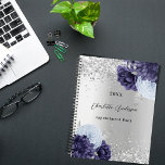 Silbernavy blauen Blumen elegante glamouröse 2023 Planer<br><div class="desc">Imitate silber aussehender Hintergrund dekoriert mit marineblau und hellblauen Blumen,  Blume,  Imitate silberne Glitzer,  Glitzern. Personalisieren und ein Jahr,  Name und Titel/Text</div>