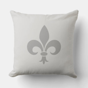 Silberne Fleur de Lis auf Hellgrau Kissen