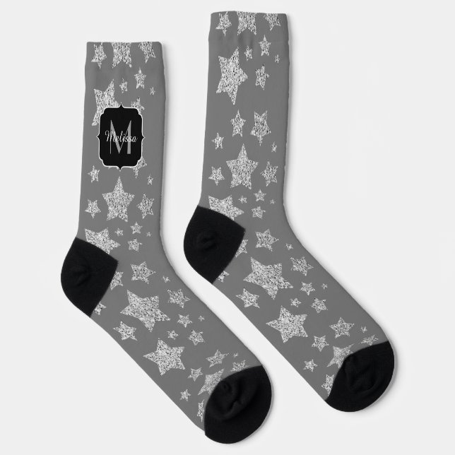 Silberne funkelnde Sterne Muster hellgrau Monogram Socken (Rechts)