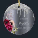 Silberne Glitzer Tropfen Blumenburgund Keramik Ornament<br><div class="desc">Ein Ornament für einen 50. Geburtstag (oder jedes Alter). Ein dunkles Imitat silber metallisch aussehender Hintergrund. Mit dunklen lila und bordeauxfarbenen Blume und Rose rosa, Imitate silberne Glitzer tropfen, Farbe Tropfen aussehen. Vorlagen für einen Namen, Datum und Alter 50. Der Name ist mit einem weißen, modernen, handgeschriebenen Stil geschrieben. Perfekt...</div>