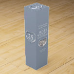 Silberne Hochzeitstag Foto Weinkiste Weinbox<br><div class="desc">Silberne Jubiläumsgeschenk Wein oder Spirituosen Box. Schöner, flüssiger Silberherz-Effekt auf eine silbergraue Farbe mit Fotovorlage Silver Wedding Jubiläumsweinverpackung. Passen Sie mit Ihren eigenen Empfängern Namen oder Verwandten Details und Foto an. Das 25. Jubiläum wird traditionell mit Silber assoziiert. Aktuell liest Gratulationen Melanie & Richard über Ihr Silver Wedding Jubiläum plus...</div>