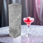 Silberne Imitate Glitzer Personalisiertes Weingesc Weinbox<br><div class="desc">Machen Sie Ihr Geschenk mit dieser personalisierten Geschenkbox aus Silber Glitzer ganz besonders. Diese Weinkiste ist mit einem schimmernden silbernen Glitzer-Effekt gestaltet und mit einem Namen versehen. Sie eignet sich perfekt für Hochzeiten, Brautpartys, Jubiläen oder Feiern. Eine schicke und glamouröse Art, Ihren Lieben oder Gästen eine Flasche Wein zu präsentieren....</div>