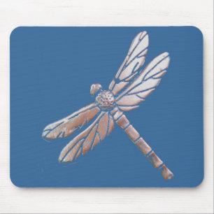 Silberne Libelle auf blauem Hintergrund Mousepad