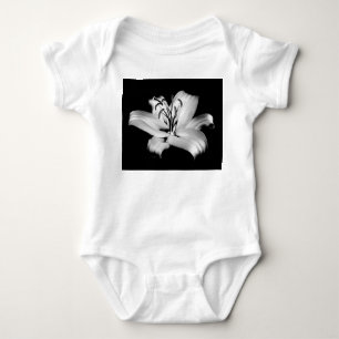 Silberne Lilie: Monochrome Floral Eleganz. Baby Strampler