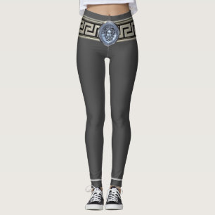 Silberne Medusa Griechischer Schlüssel auf grauen Leggings