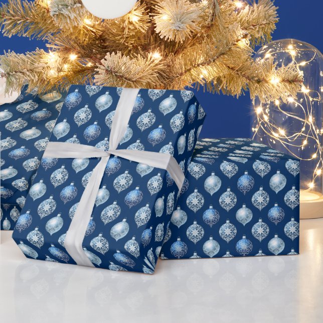 Silberne Ornamente auf dunkelblau Geschenkpapier (Feiertage)
