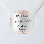 Silberne Rose goldene Hochzeit Sichern Sie das Dat Runder Aufkleber<br><div class="desc">Ein Save the Date Aufkleber für Ihre Hochzeit. Ein Imitat silber aussehender Hintergrund,  schwarzer Text. Dekoriert mit goldenen Rose Konfetti und einem kleinen Herz. Personalisieren und fügen Sie Ihre Namen und Hochzeitsdatum.</div>