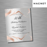 Silberne Rose Goldmarmor Magneteinladung<br><div class="desc">Ein Imitat silber aussehender Hintergrund. Dekoriert mit Rose goldgelben Adern. Personalisieren und fügen Sie Namen,  Alter und Party Details hinzu. Der Name wird mit einem handgeschriebenen Stilskript geschrieben</div>