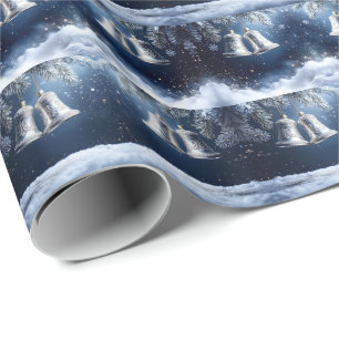 Silberne verzierte Glocken an frostigen Kiefern Geschenkpapier
