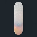 Silberner Glitzer Iridescent Holographische Strahl Skateboard<br><div class="desc">Dieses elegante und schicke Design ist perfekt für das trendige und stilvolle Mädchen. Es verfügt über Imitat gedruckten silbernen Glitzer mit rosa, pfirsichfarbenen, blauen und lila irisierenden holografischen Ober-Farbverlauf Design. Es ist modern, cool, einzigartig, glamourös und originell. ***WICHTIGE ANMERKUNG: Für individuelle Designanfragen wie z.B. passende Produktanfragen, Farbänderungen, Platzierungsänderungen oder andere...</div>